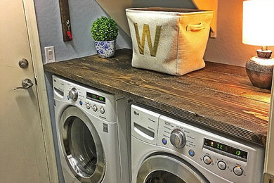 フェニックスにあるお手頃価格の小さなカントリー風のおしゃれな洗濯室 (ll型、木材カウンター、青い壁、セラミックタイルの床、左右配置の洗濯機・乾燥機) の写真