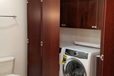 トロントにある小さなトラディショナルスタイルのおしゃれなランドリークローゼット (I型、シェーカースタイル扉のキャビネット、濃色木目調キャビネット、白い壁、左右配置の洗濯機・乾燥機) の写真