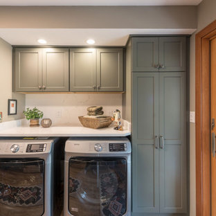 Foto di una lavanderia chic di medie dimensioni con lavello sottopiano, ante in stile shaker, ante grigie, top in quarzite, paraspruzzi bianco, paraspruzzi in lastra di pietra, pavimento in linoleum, pavimento marrone e top bianco