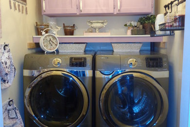 トロントにある小さなトランジショナルスタイルのおしゃれな洗濯室 (落し込みパネル扉のキャビネット、黄色い壁、クッションフロア、左右配置の洗濯機・乾燥機、I型) の写真