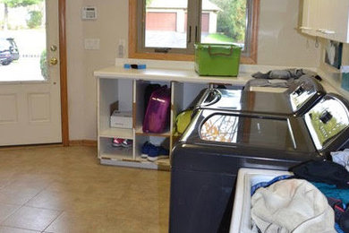 Laundry room - transitional laundry room idea in Minneapolis