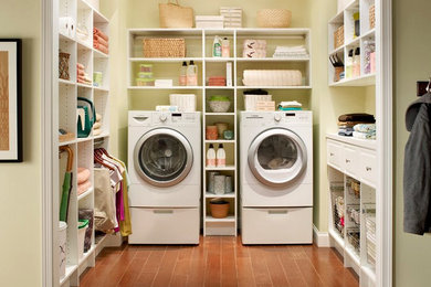 トロントにある中くらいなトランジショナルスタイルのおしゃれな洗濯室 (コの字型、白いキャビネット、ベージュの壁、無垢フローリング、左右配置の洗濯機・乾燥機、茶色い床、オープンシェルフ) の写真