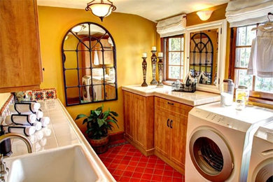 Laundry room - traditional laundry room idea in Los Angeles