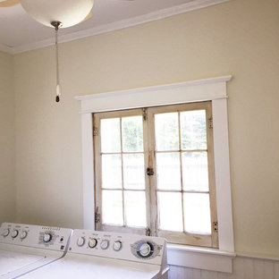 Idées déco pour une buanderie romantique avec un mur blanc et un sol en bois brun.
