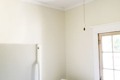 Ejemplo de lavadero romántico con paredes blancas y suelo de madera en tonos medios