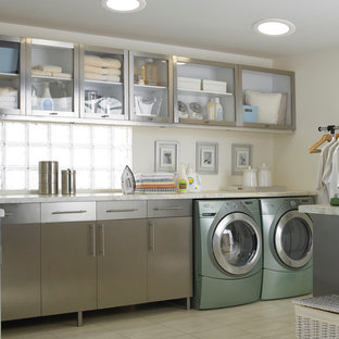 Idéer för att renovera ett mellanstort vintage l-format grovkök, med luckor med glaspanel, skåp i rostfritt stål, granitbänkskiva, beige väggar, klinkergolv i keramik och en tvättmaskin och torktumlare bredvid varandra