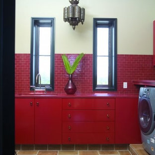 Idée de décoration pour une buanderie bohème avec un plan de travail rouge.
