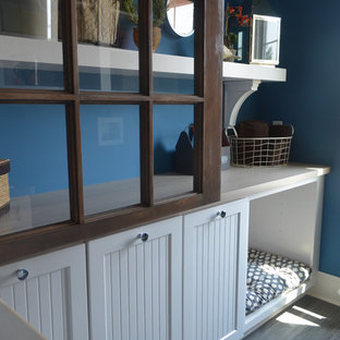 Idéer för att renovera ett vintage parallellt grovkök, med luckor med infälld panel, vita skåp, laminatbänkskiva, blå väggar, klinkergolv i keramik, en tvättmaskin och torktumlare bredvid varandra och en enkel diskho