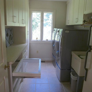 Ispirazione per una lavanderia chic di medie dimensioni con lavatoio, ante a filo, ante beige, top in laminato e lavatrice e asciugatrice affiancate