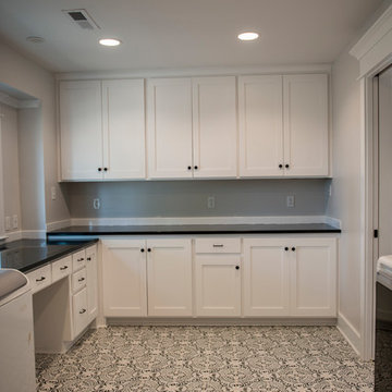 Laundry room with white and black contrasts