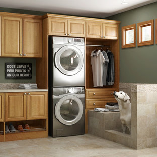 Immagine di una sala lavanderia chic di medie dimensioni con lavello sottopiano, ante con bugna sagomata, top in laminato, pareti verdi, pavimento con piastrelle in ceramica, lavatrice e asciugatrice a colonna, pavimento beige e ante in legno scuro