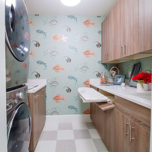 Idee per una sala lavanderia minimal di medie dimensioni con lavello sottopiano, ante lisce, ante in legno scuro, top in quarzite, pavimento in linoleum e lavatrice e asciugatrice a colonna