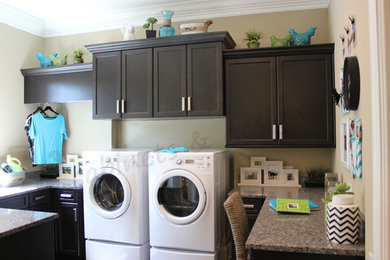 Laundry room - traditional laundry room idea in Charlotte