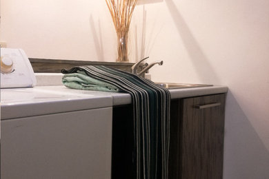 Modelo de lavadero multiusos y de galera minimalista pequeño con armarios con paneles lisos, puertas de armario de madera oscura, suelo de baldosas de cerámica y fregadero de un seno