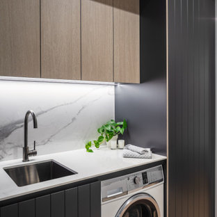 Cette photo montre une petit buanderie linéaire moderne multi-usage avec un évier encastré et une crédence en carreau de porcelaine.