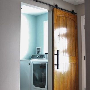 Idee per una piccola sala lavanderia industriale con top in laminato, pareti blu, pavimento in travertino, lavatrice e asciugatrice affiancate, ante in stile shaker e ante bianche
