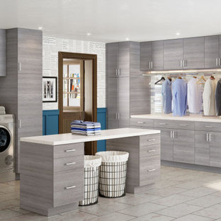 Idée de décoration pour une très grand buanderie design en L dédiée avec un placard à porte plane, des portes de placard marrons, un plan de travail en quartz modifié, un mur blanc, un sol en carrelage de porcelaine, des machines côte à côte, un sol beige et un plan de travail beige.