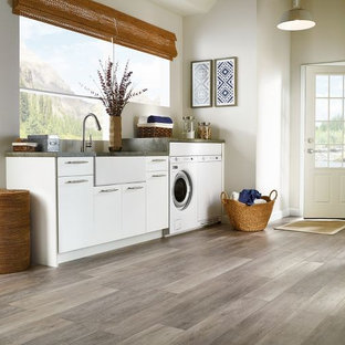 Inspiration pour une buanderie traditionnelle avec un sol en vinyl.