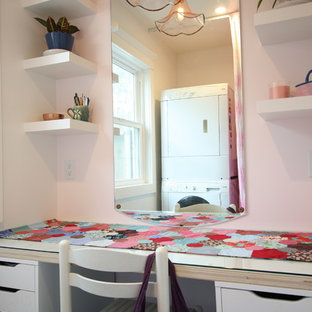 Foto på en mellanstor funkis parallell tvättstuga enbart för tvätt, med släta luckor, vita skåp, bänkskiva i glas, beige väggar, klinkergolv i keramik, en tvättpelare och blått golv