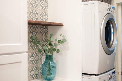 Zweizeilige, Mittelgroße Klassische Waschküche mit Schrankfronten im Shaker-Stil, weißen Schränken, Quarzwerkstein-Arbeitsplatte, weißer Wandfarbe, braunem Holzboden, Waschmaschine und Trockner gestapelt, braunem Boden und weißer Arbeitsplatte in Seattle