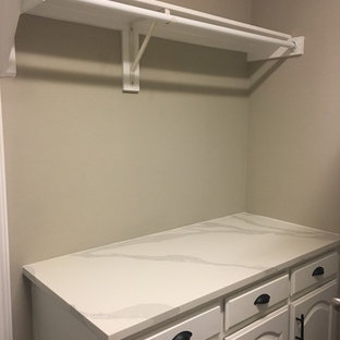 Ispirazione per una piccola sala lavanderia minimalista con lavello da incasso, ante a persiana, ante bianche, top in quarzo composito, pareti grigie, pavimento con piastrelle in ceramica, lavatrice e asciugatrice affiancate, pavimento marrone e top bianco
