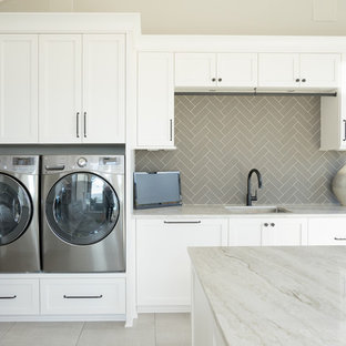 Aménagement d'une buanderie classique multi-usage avec un évier encastré, un placard à porte shaker, des portes de placard blanches, un plan de travail en marbre, un mur beige, un sol en carrelage de céramique, des machines côte à côte, un sol gris et un plan de travail vert.