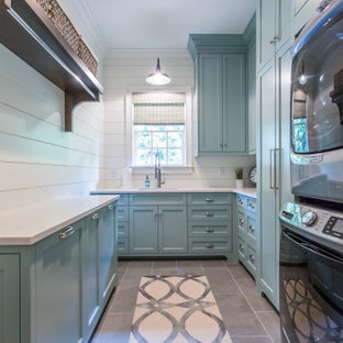 Ispirazione per una lavanderia country con ante in stile shaker, ante turchesi, pareti bianche, pavimento con piastrelle in ceramica, lavatrice e asciugatrice a colonna, pavimento grigio e top bianco