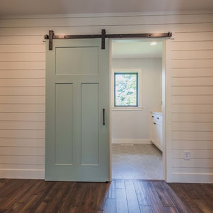 Foto di una sala lavanderia country di medie dimensioni con ante in stile shaker, ante bianche, top in marmo, pareti grigie, pavimento con piastrelle in ceramica, pavimento grigio e top bianco