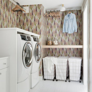 Esempio di una sala lavanderia country con ante in stile shaker, ante bianche, pareti multicolore, lavatrice e asciugatrice affiancate, pavimento bianco e top bianco