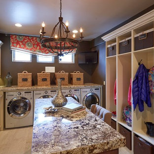 Idee per un'ampia lavanderia multiuso chic con lavello sottopiano, ante con bugna sagomata, top in granito, pareti marroni, pavimento con piastrelle in ceramica, lavatrice e asciugatrice affiancate e ante beige