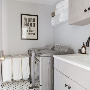 Ispirazione per una sala lavanderia nordica con lavello sottopiano, ante in stile shaker, ante grigie, pareti grigie, lavatrice e asciugatrice affiancate, pavimento multicolore e top bianco
