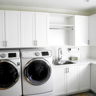 Idee per una lavanderia minimal di medie dimensioni con lavello da incasso, ante in stile shaker, ante bianche, pareti bianche, lavatrice e asciugatrice affiancate e top bianco