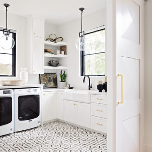 Ispirazione per una grande sala lavanderia classica con lavello stile country, ante in stile shaker, pareti bianche, pavimento con piastrelle in ceramica, lavatrice e asciugatrice affiancate, ante bianche, pavimento multicolore e top bianco