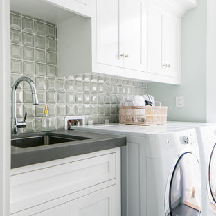 Idee per una sala lavanderia stile marinaro di medie dimensioni con lavello sottopiano, ante in stile shaker, ante bianche, top in cemento, pavimento in gres porcellanato, lavatrice e asciugatrice affiancate, pavimento grigio, top grigio e pareti grigie