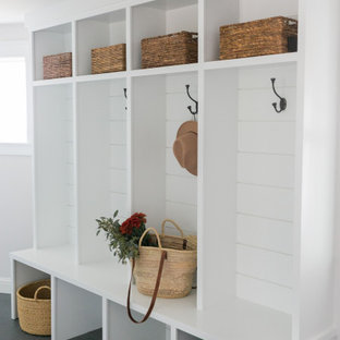Immagine di una grande lavanderia multiuso contemporanea con ante in stile shaker, ante blu, pareti grigie, pavimento con piastrelle in ceramica e pavimento grigio