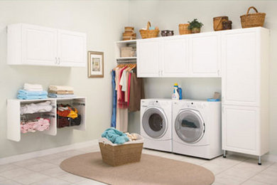 Foto de lavadero clásico grande con paredes beige, suelo de baldosas de porcelana y lavadora y secadora juntas
