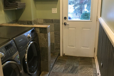 Example of a laundry room design in Chicago
