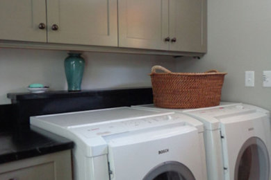 Esempio di una lavanderia multiuso tradizionale di medie dimensioni con ante in stile shaker, ante grigie, pareti bianche, lavatrice e asciugatrice affiancate e pavimento beige