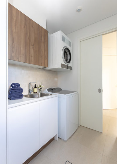 Beach Style Laundry Room by PRG Architects