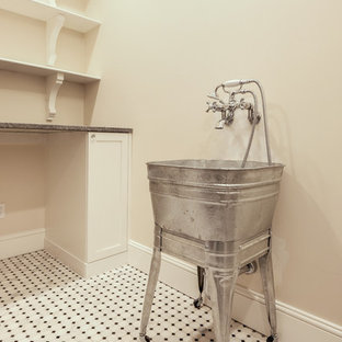 Aménagement d'une buanderie classique en L dédiée et de taille moyenne avec un évier utilitaire, un placard à porte shaker, des portes de placard blanches, un plan de travail en quartz, un mur beige et un sol en marbre.