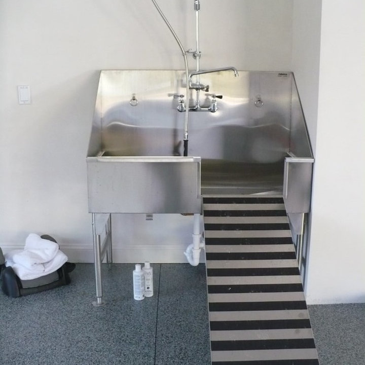 インダストリアルスタイルのおしゃれなランドリールーム (スロップシンク) の画像 75選 2023年10月 Houzz (ハウズ)