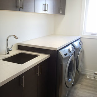 Inspiration pour une buanderie linéaire minimaliste dédiée et de taille moyenne avec un évier encastré, un placard à porte plane, des portes de placard marrons, un plan de travail en quartz modifié, un mur blanc, un sol en carrelage de porcelaine, des machines côte à côte, un sol multicolore et un plan de travail blanc.