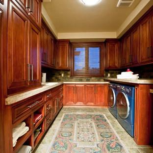 Idee per una lavanderia multiuso con lavello da incasso, ante a filo, ante rosse, top in granito, pareti multicolore, pavimento in travertino, lavatrice e asciugatrice affiancate, pavimento verde e top multicolore