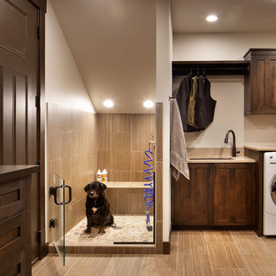 Idee per una lavanderia multiuso stile rurale con lavello sottopiano, ante in legno bruno e pareti bianche