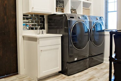 Example of a cottage chic laundry room design in Cedar Rapids