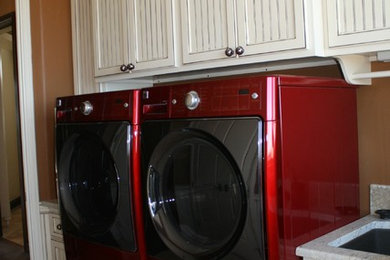 ヒューストンにある高級な中くらいなトランジショナルスタイルのおしゃれな洗濯室 (L型、アンダーカウンターシンク、インセット扉のキャビネット、白いキャビネット、大理石カウンター、茶色い壁、セラミックタイルの床、左右配置の洗濯機・乾燥機) の写真