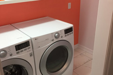 Example of a minimalist laundry room design in Toronto