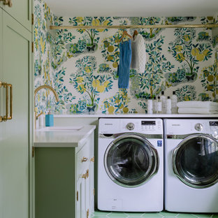 Esempio di una sala lavanderia chic con ante in stile shaker, ante verdi, pareti multicolore, lavatrice e asciugatrice affiancate, pavimento verde, top bianco e carta da parati
