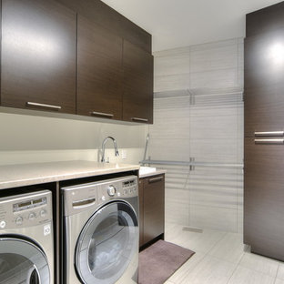 Modern inredning av ett stort l-format grovkök, med släta luckor, skåp i mörkt trä, laminatbänkskiva, beige väggar och klinkergolv i keramik