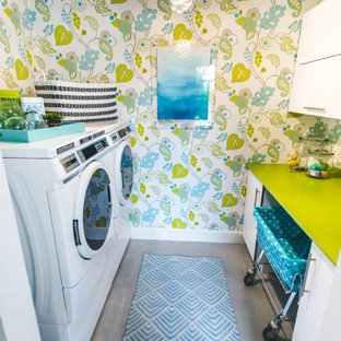 Exempel på en liten modern parallell tvättstuga enbart för tvätt, med släta luckor, vita skåp, bänkskiva i kvarts, flerfärgade väggar, klinkergolv i keramik och en tvättmaskin och torktumlare bredvid varandra